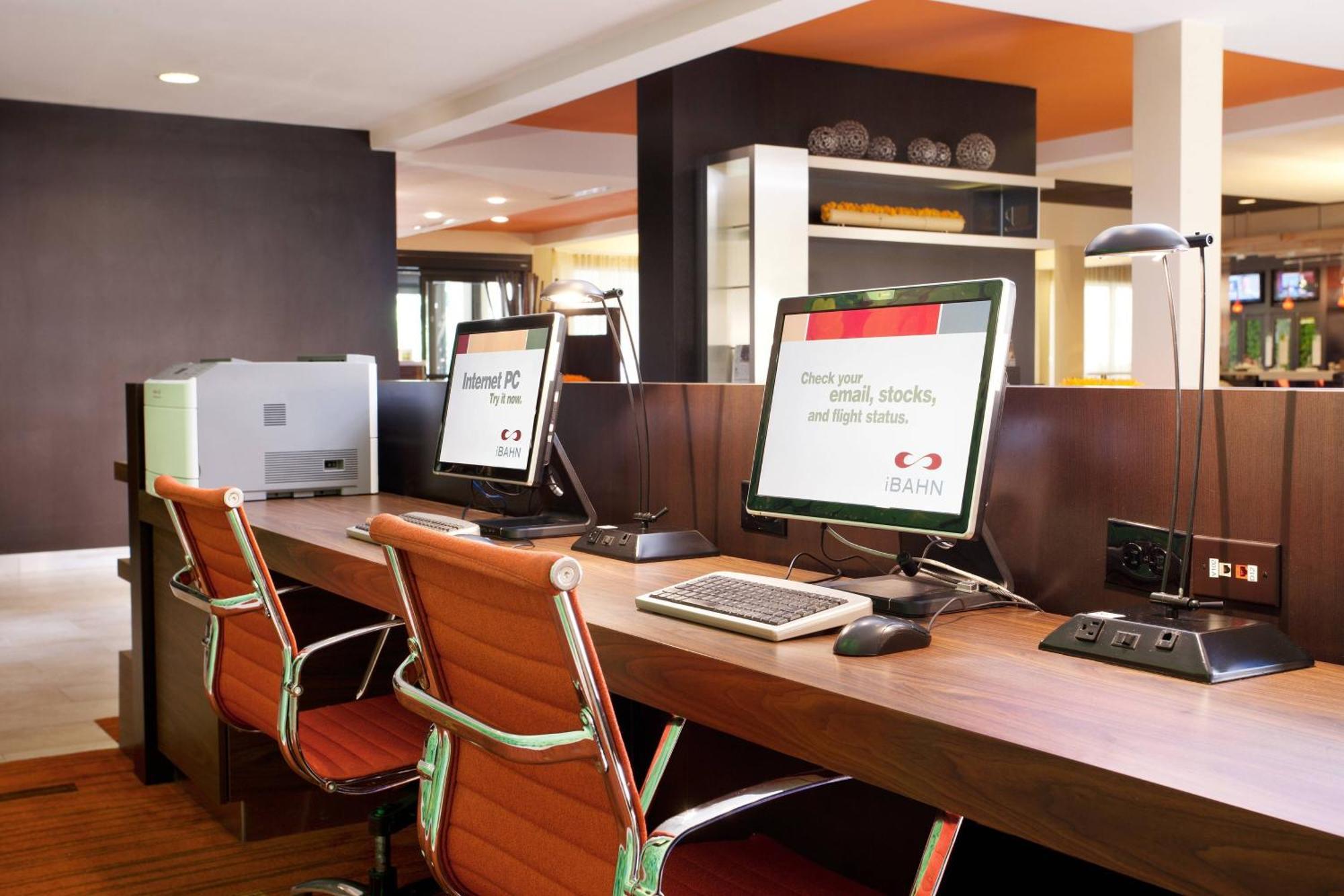 Courtyard Airport Natomas Hotel 3*