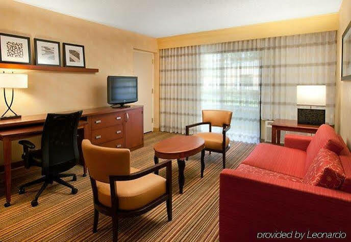 Courtyard Airport Natomas 3*